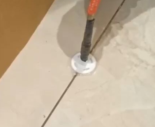 松潘瓷砖空鼓维修公司专业解答瓷砖在铺贴过程中，如果没有涂抹均匀到位的粘结材料（如水泥砂浆或瓷砖胶），可能会导致以下问题