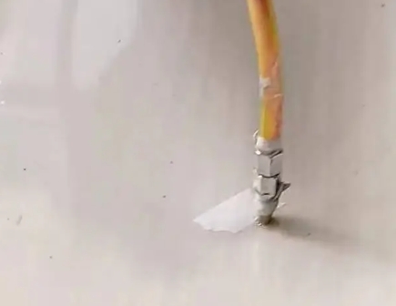 松潘瓷砖空鼓维修公司专业解答在瓷砖铺贴过程中，如果使用的砂料过粗（如全部使用了粗砂），可能会导致以下问题